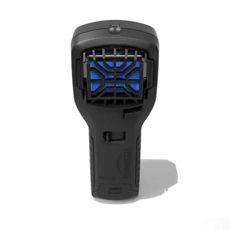 Thermacell MR300 bærbar myggjager vist forfra mot en hvit bakgrunn. Enheten har et ergonomisk grep og en sort grill på toppen